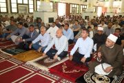 محافظ السويس يؤدي صلاة الجمعة بمسجد الهدى بحي الأربعين وسط جموع من المصلين.
