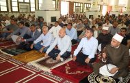محافظ السويس يؤدي صلاة الجمعة بمسجد الهدى بحي الأربعين وسط جموع من المصلين.
