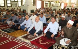 محافظ السويس يؤدي صلاة الجمعة بمسجد الهدى بحي الأربعين وسط جموع من المصلين.