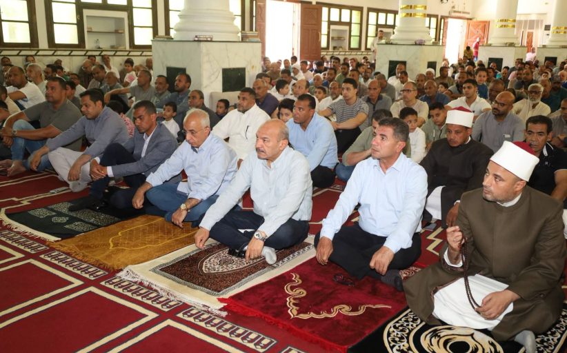 محافظ السويس يؤدي صلاة الجمعة بمسجد الهدى بحي الأربعين وسط جموع من المصلين.
