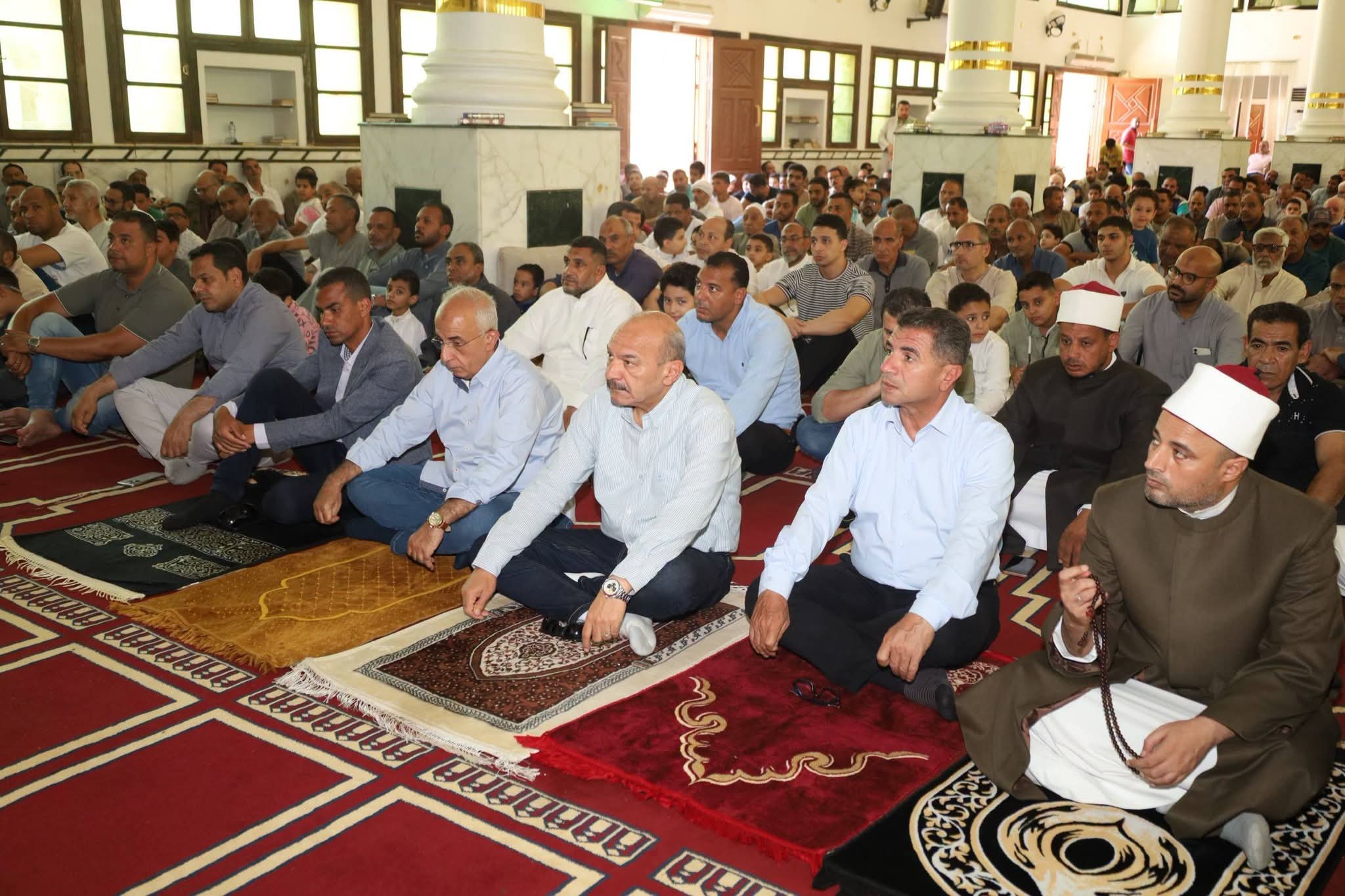 محافظ السويس يؤدي صلاة الجمعة بمسجد الهدى بحي الأربعين وسط جموع من المصلين.