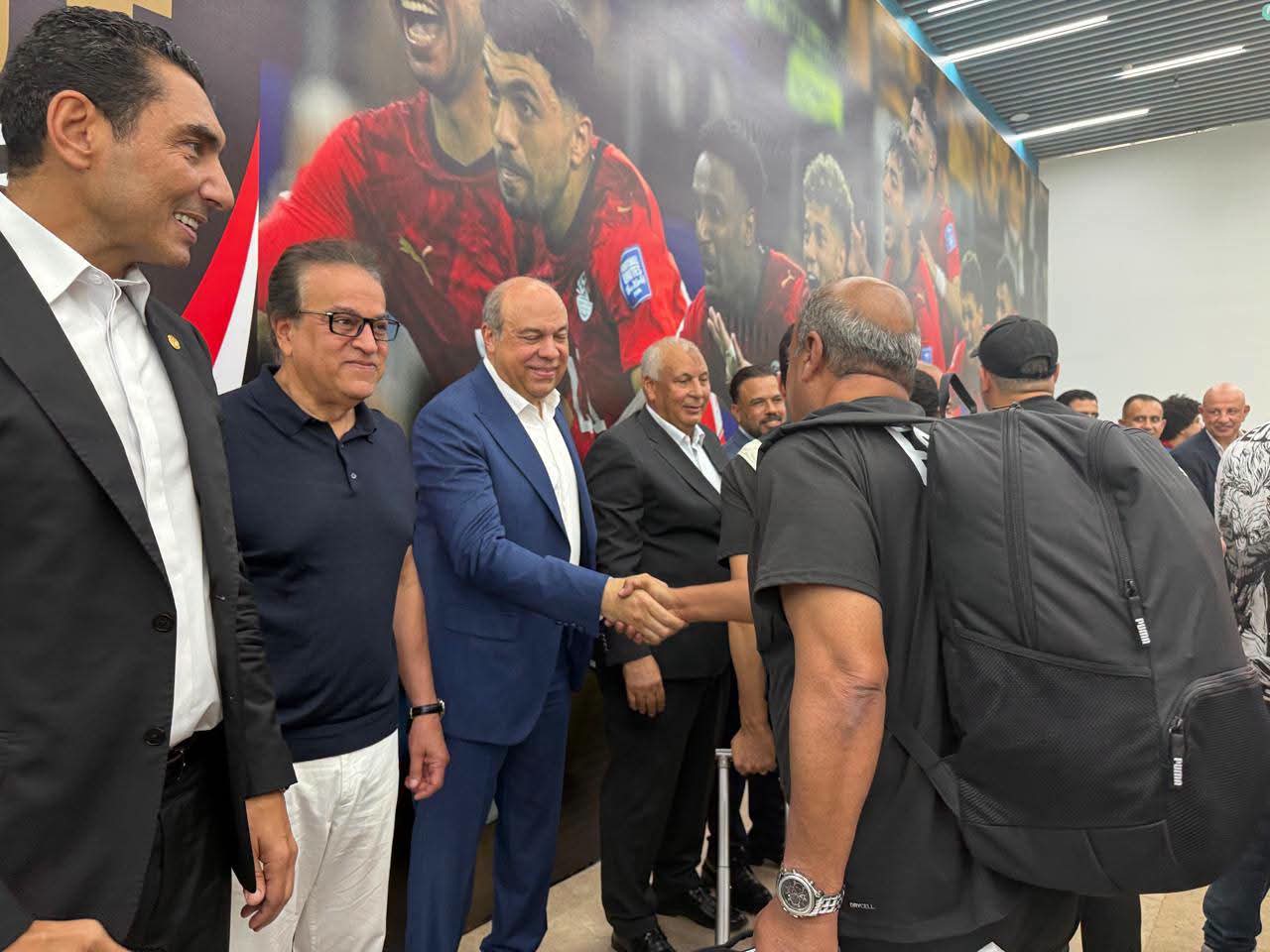 وزراء الطيران والرياضة والصحة يستقبلون بعثة المنتخب الوطني بمطار العلمين الدولي