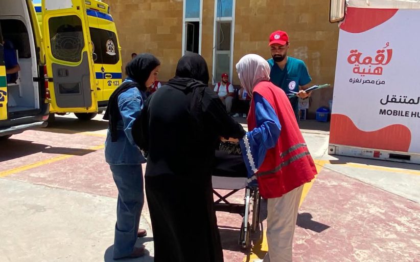 الدفعة 61 من الجرحى والمصابين الفلسطينيين تعبر معبر رفح برعاية من الهلال الأحمر المصري