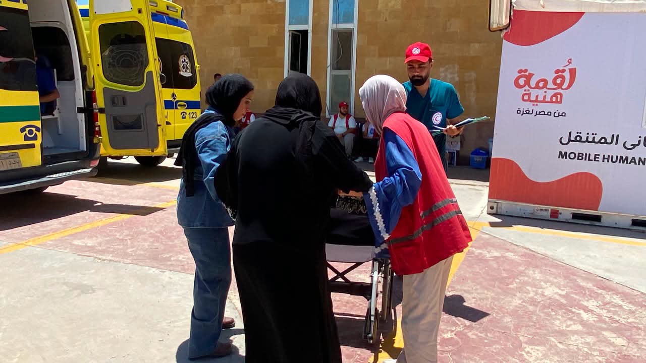 الدفعة 61 من الجرحى والمصابين الفلسطينيين تعبر معبر رفح برعاية من الهلال الأحمر المصري