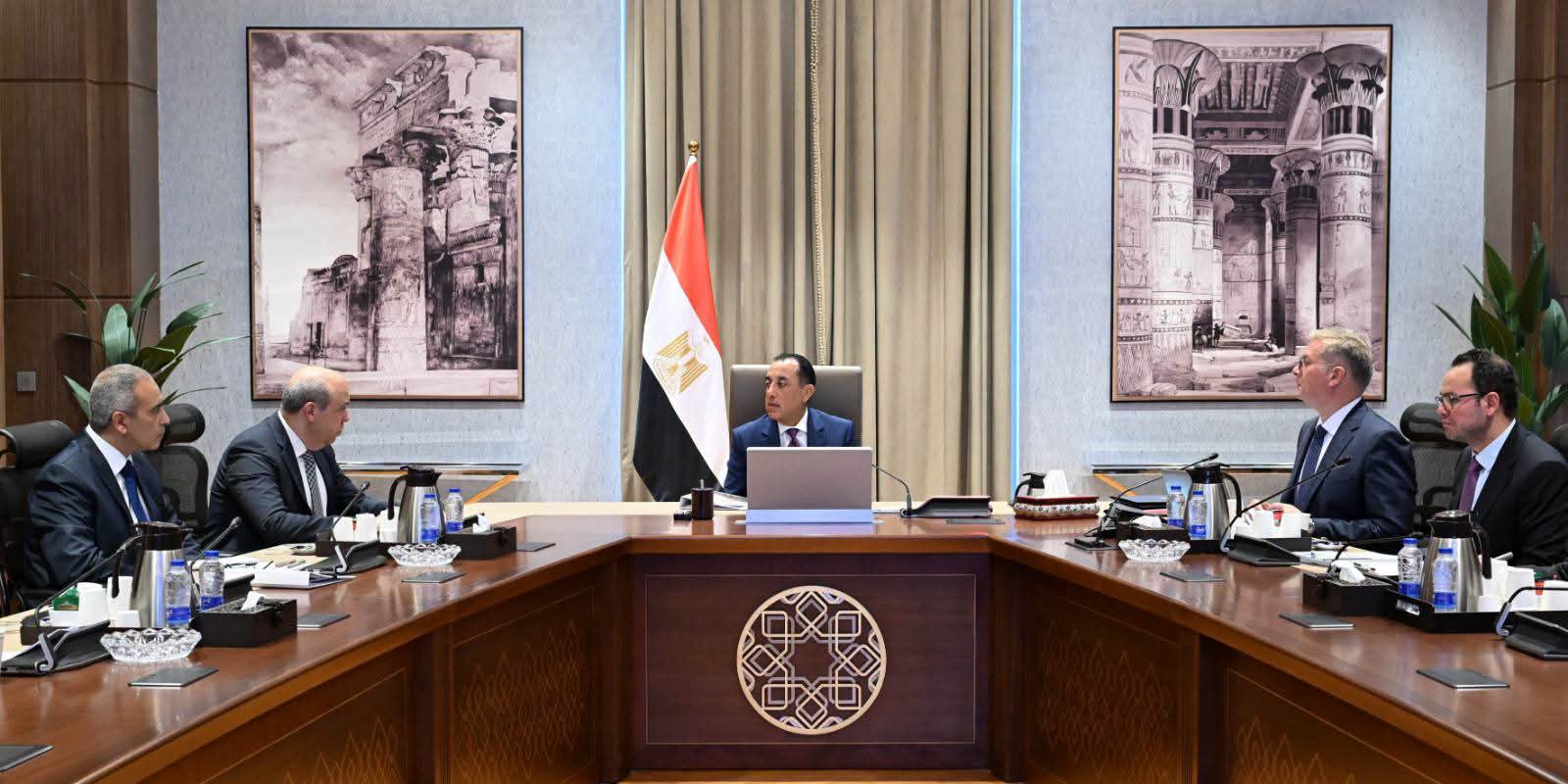 رئيس الوزراء يتابع عددًا من ملفات العمل المشتركة بين وزارتي الطيران والبترول