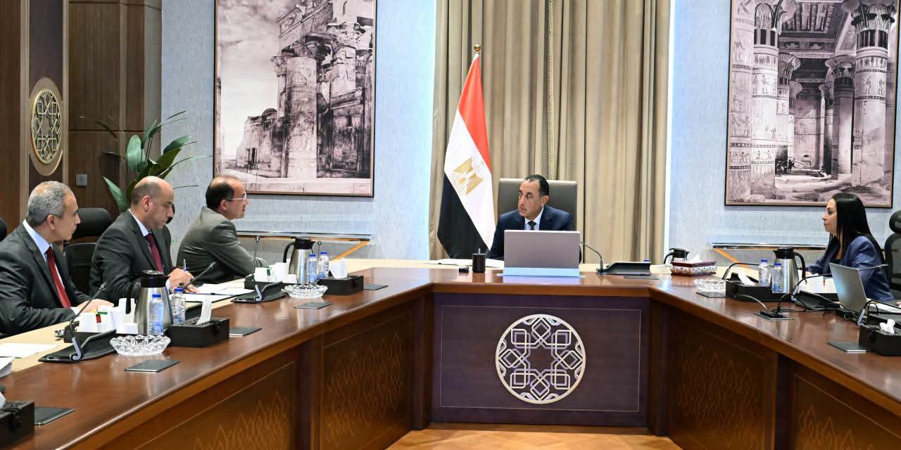 رئيس الوزراء يبحث مبادرات تحفيز العمالة غير المنتظمة وأصحاب المهن الحرة