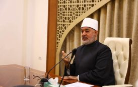 مفتي الجمهورية يتابع سير العمل بإدارة الفتوى المكتوبة ويؤكد أهمية أداء الأمانة الإفتائية