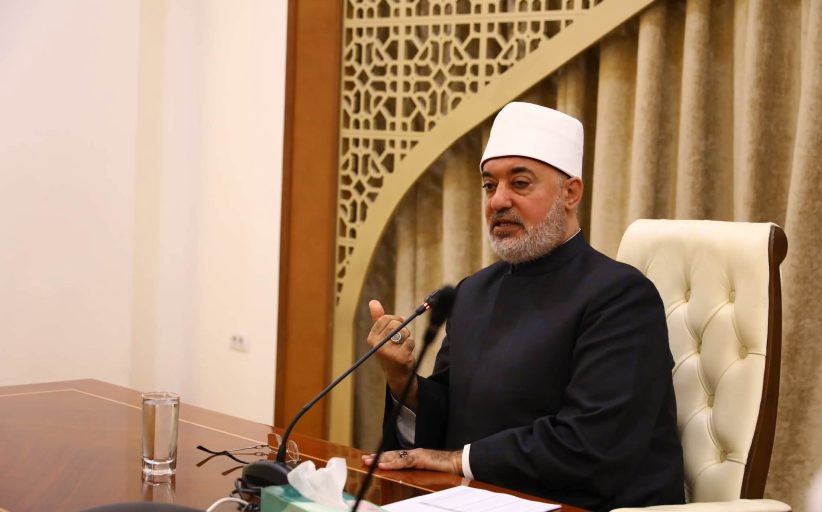 مفتي الجمهورية يتابع سير العمل بإدارة الفتوى المكتوبة ويؤكد أهمية أداء الأمانة الإفتائية