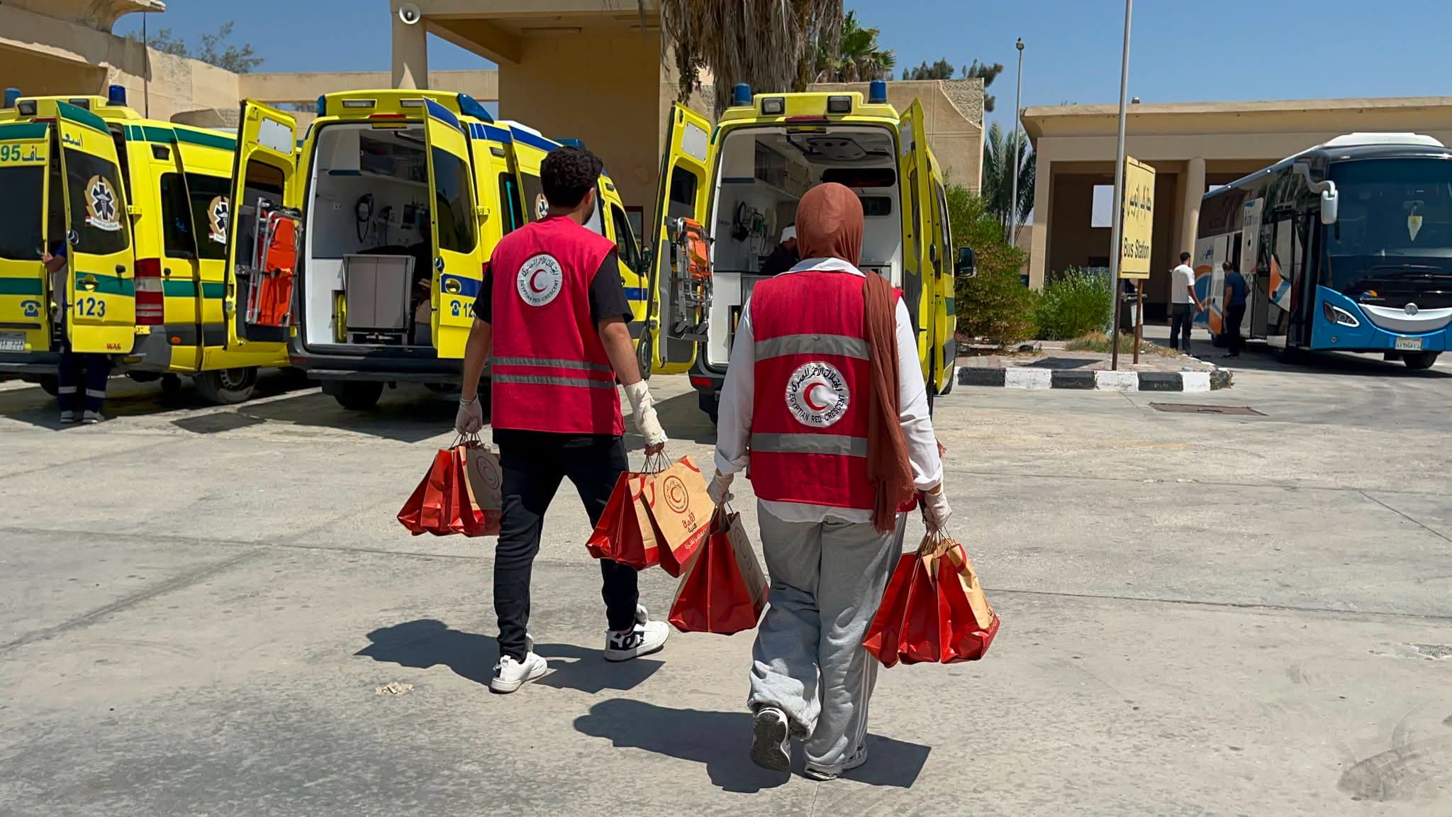 الهلال الأحمر المصري يستقبل الدفعة 63 من المصابين الفلسطينيين ويودع الذين تم شفاؤهم