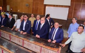 736 طالبًا وطالبة يؤدون امتحانات الدراسات العليا بكلية التجارة.. ورئيس جامعة سوهاج يطمئن على انتظام اللجان