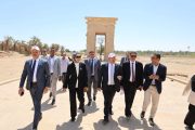 محافظ الوادي الجديد والمشروعات الخضراء يتفقدان عددًا من المواقع الأثرية والمشروعات المشاركة