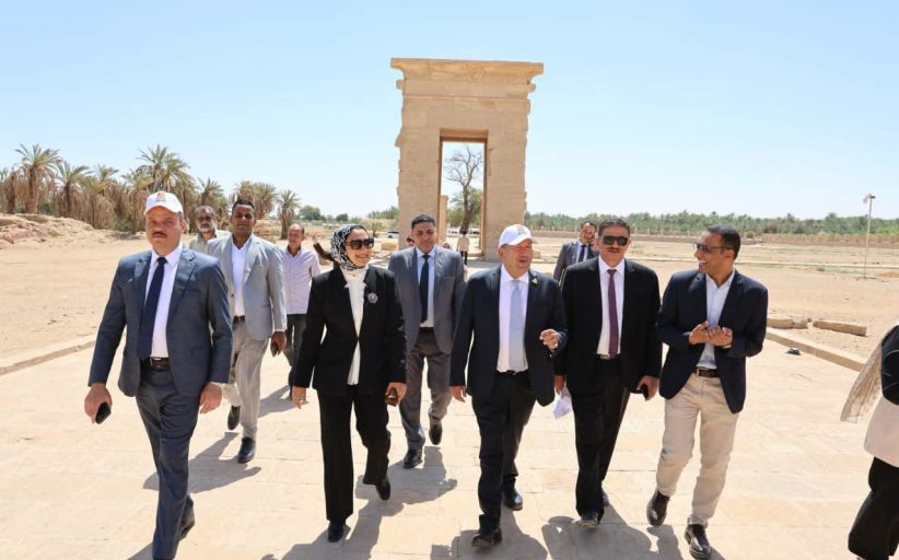 محافظ الوادي الجديد والمشروعات الخضراء يتفقدان عددًا من المواقع الأثرية والمشروعات المشاركة