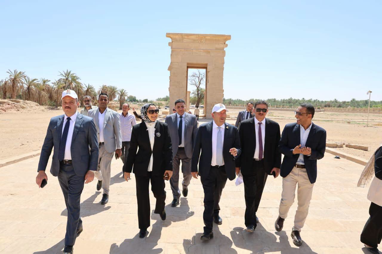 محافظ الوادي الجديد والمشروعات الخضراء يتفقدان عددًا من المواقع الأثرية والمشروعات المشاركة