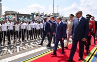الرئيس السيسي يصل إلى تنزانيا في زيارة رسمية.. ووزير الخارجية التنزاني في استقباله
