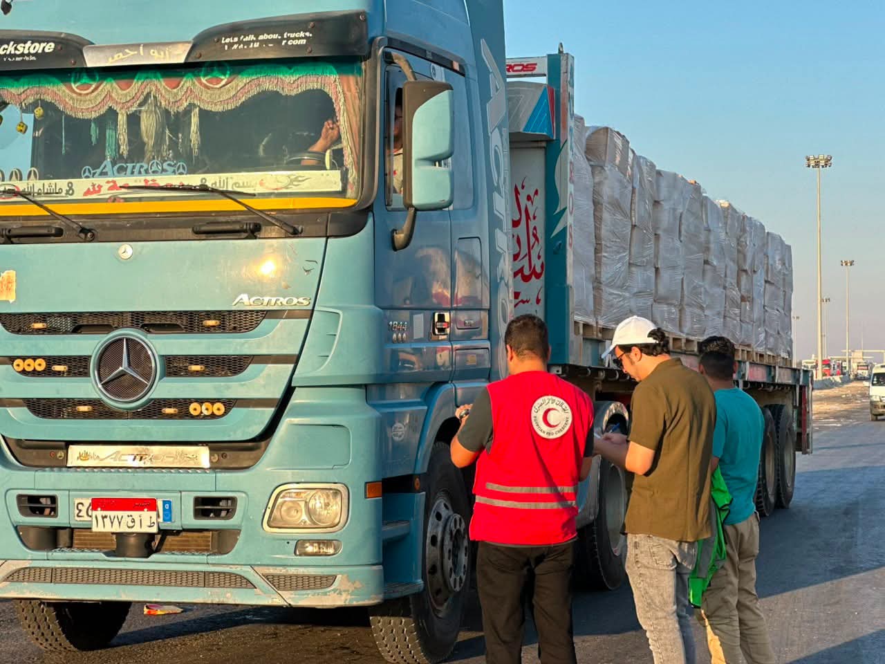 الهلال الأحمر المصري يدعم الأشقاء الفلسطينيين بإمدادات غذائية وطبية وإغاثية عبر قافلة «زاد العزة»