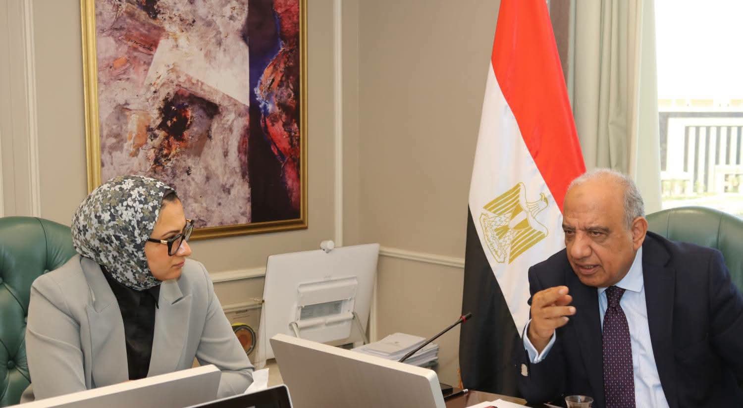 عصمت يبحث مع محافظ الوادي الجديد سبل دعم الاعتماد على الطاقات المتجددة