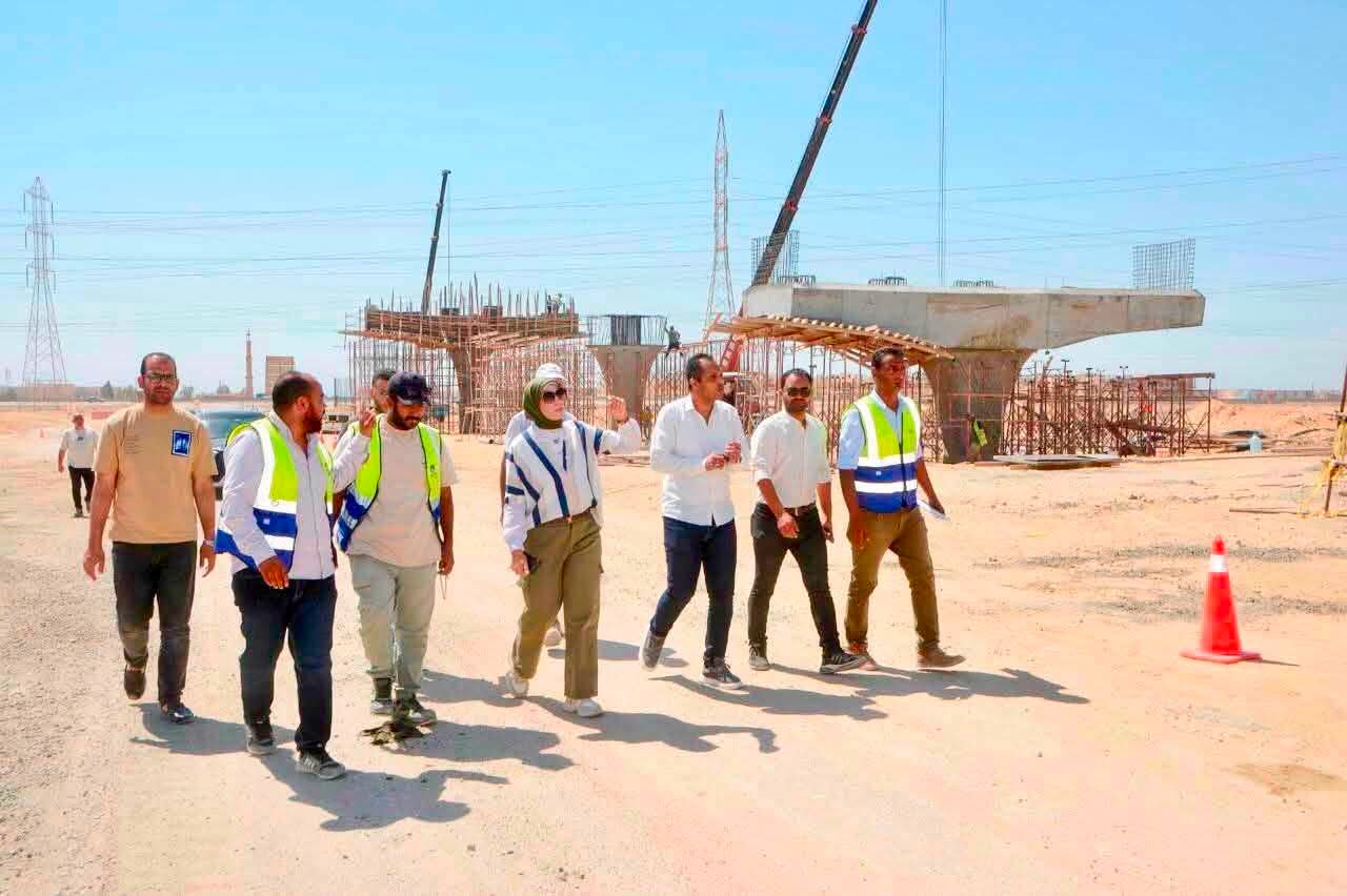وزيرة الإسكان تتابع موقف تنفيذ عدد من المشروعات وملفات العمل بمدينة السويس الجديدة