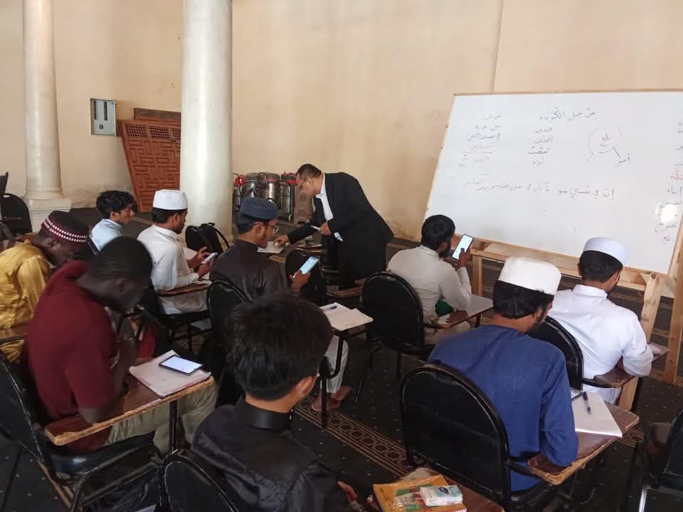 استمرار دورة «تعليم العربية للأجانب» بمسجد عمرو بن العاص