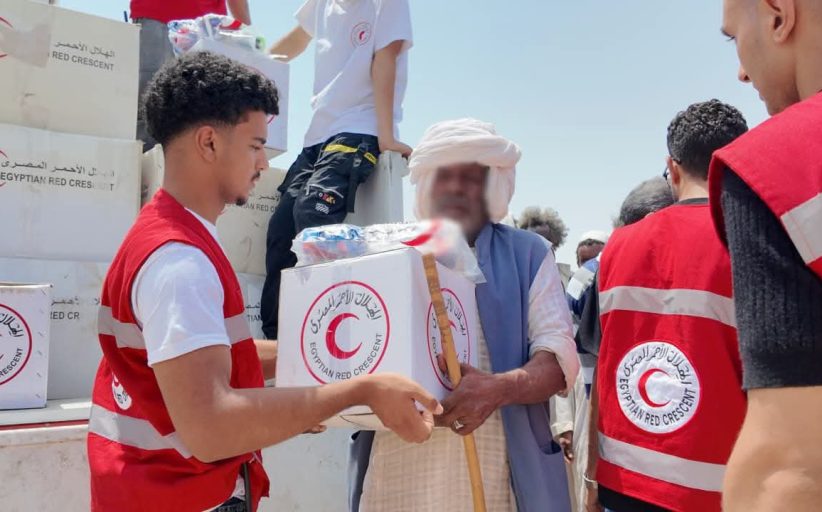 الهلال الأحمر المصري ينفذ قافلة إغاثية متكاملة في شلاتين لدعم الأسر الأولى بالرعاية وتعزيز الوعي الصحي