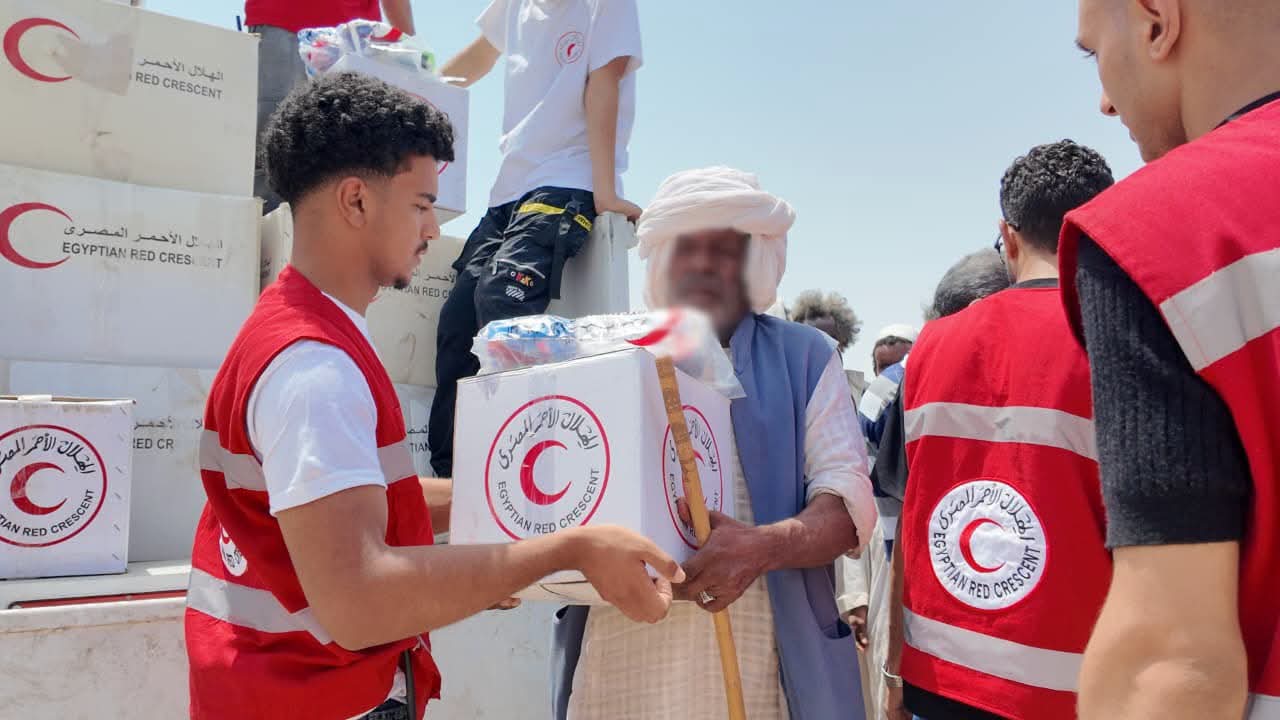الهلال الأحمر المصري ينفذ قافلة إغاثية متكاملة في شلاتين لدعم الأسر الأولى بالرعاية وتعزيز الوعي الصحي