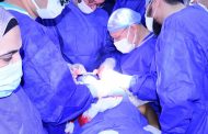 رئيس جامعة سوهاج يترأس فريقًا جراحيًا يعيد الحركة لطفل أصيب بشلل كامل بالذراع