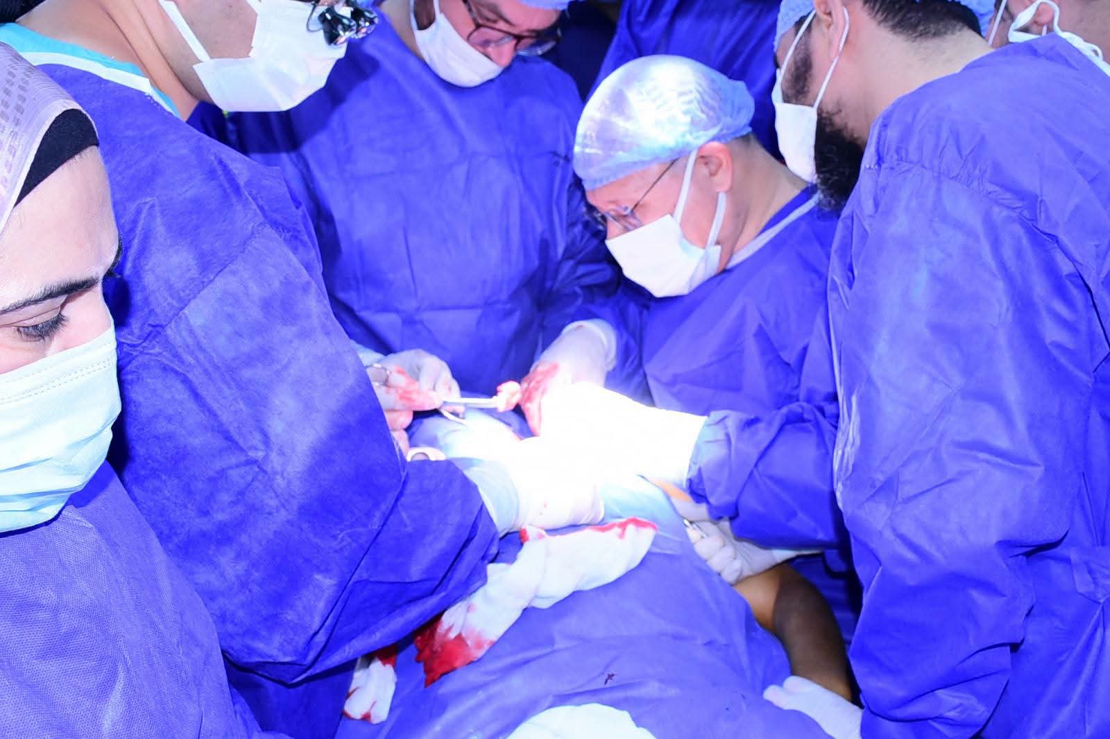 رئيس جامعة سوهاج يترأس فريقًا جراحيًا يعيد الحركة لطفل أصيب بشلل كامل بالذراع