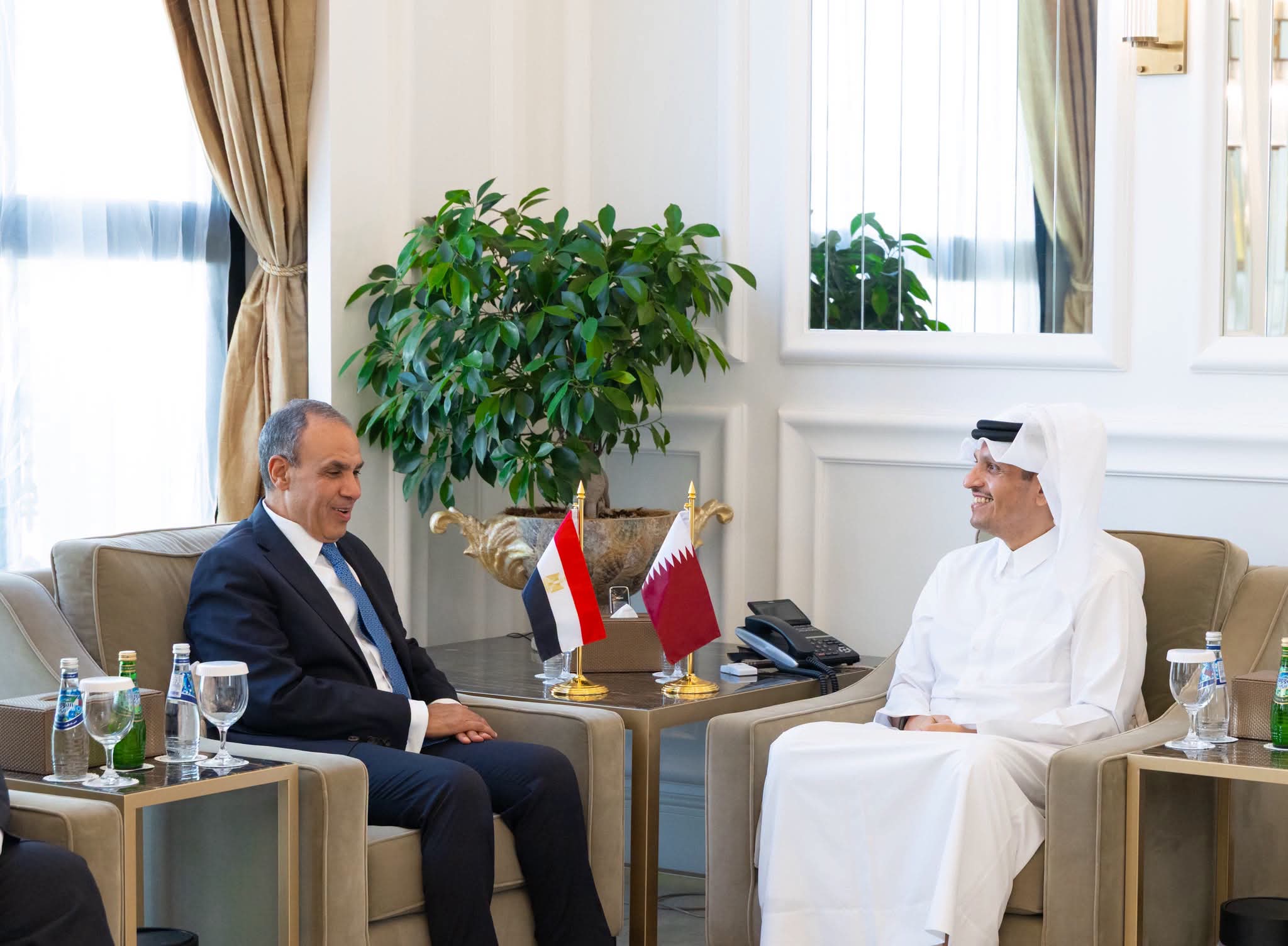 عبد العاطي يلتقي نظيره القطري في الدوحة ويبحثان سبل تعزير العلاقات الثنائية ومتابعة مستجدات الأوضاع الإقليمية
