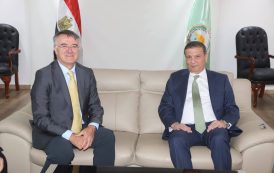 وزير الزراعة يبحث مع مدير معهد 