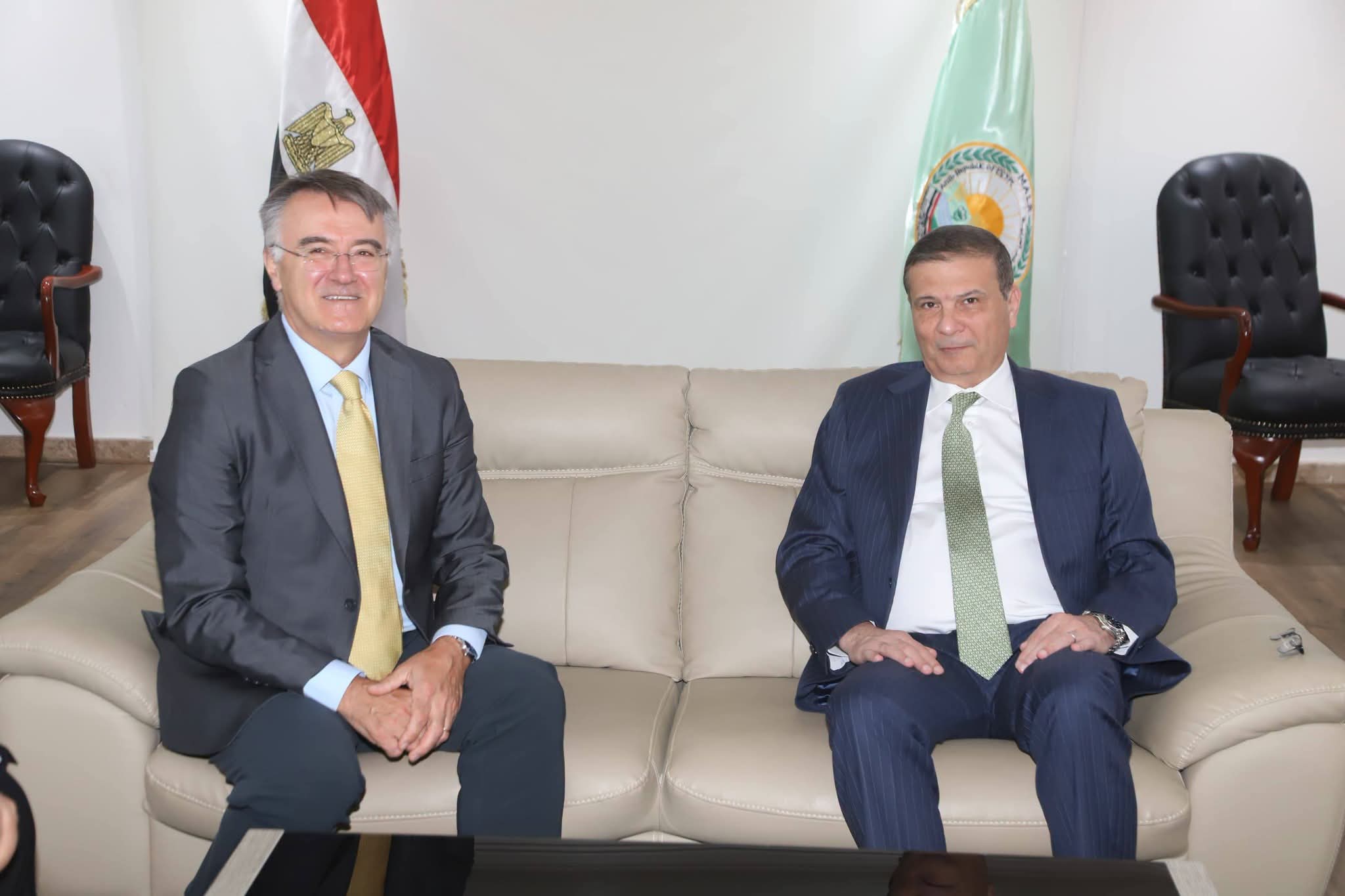 وزير الزراعة يبحث مع مدير معهد 