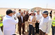 محافظ الوادي الجديد تتابع بدء أعمال رصف طريق الخارجة/ الداخلة