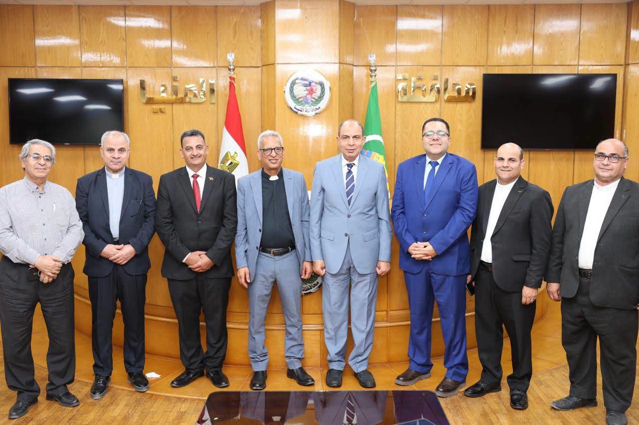 محافظ المنيا يستقبل وفد كلية لاهوت المثال الانجيلية