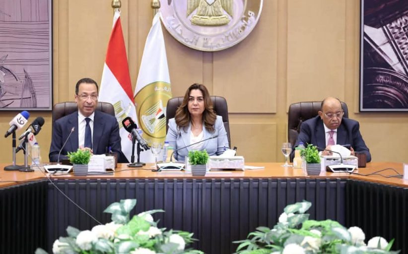 وزيرا التنمية المحلية والاتصالات يطلقان خدمة 