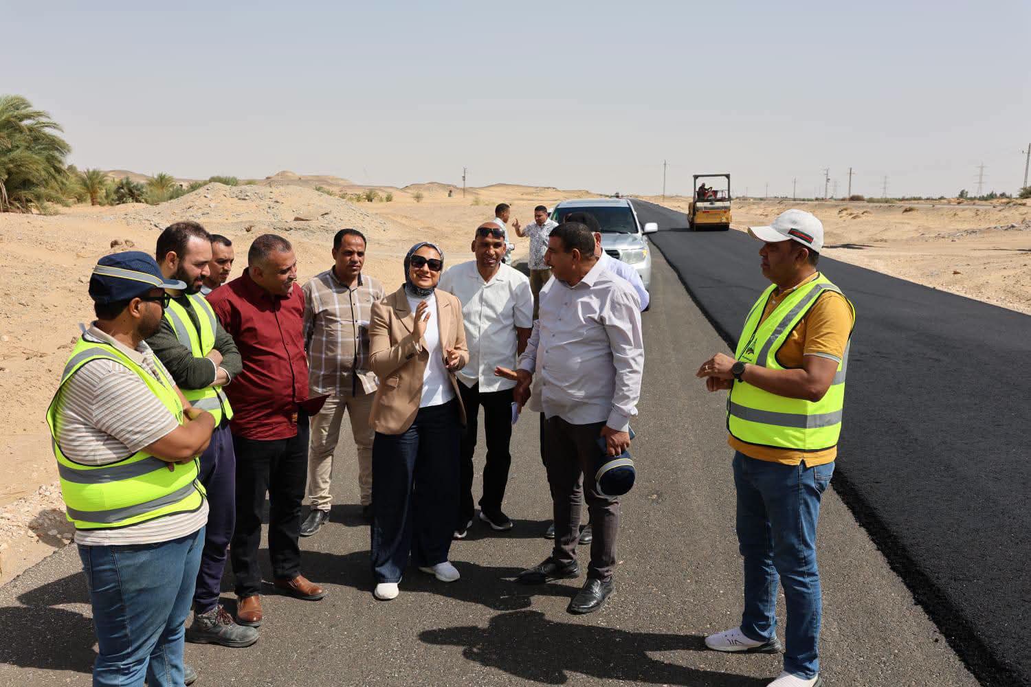 بتكلفة إجمالية 350 مليون جنيه.. محافظ الوادي الجديد تتابع أعمال ازدواج ورفع كفاءة طريق الخارجة/أسيوط