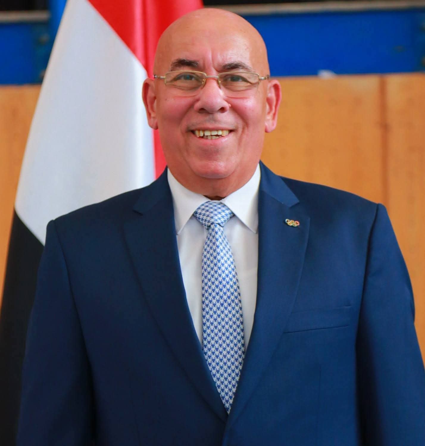 بقيادة 