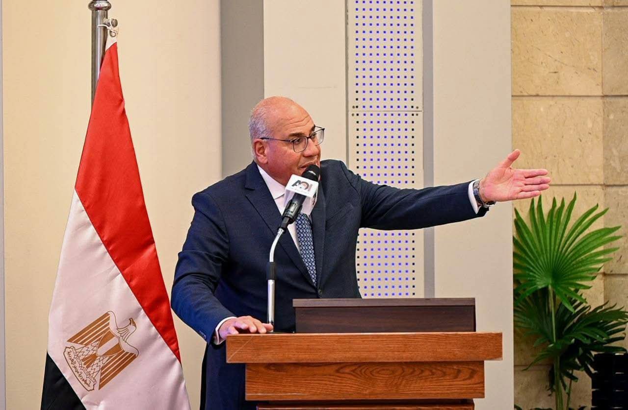 رئيس الهيئة العربية للتصنيع يكرم فريق ASUWind بهندسة عين شمس لحصوله على المركز الثالث عالميًا