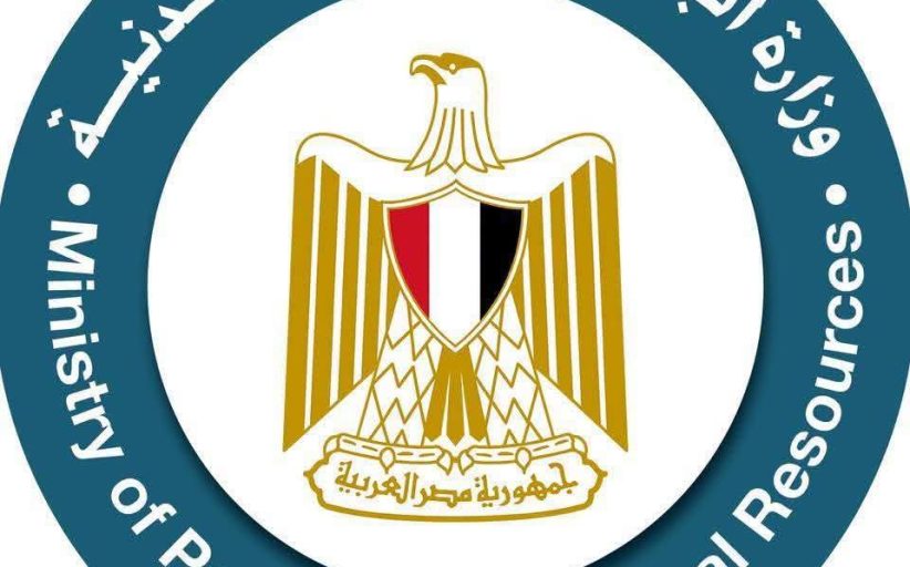 البترول تتابع حريق سفينة التغييز وسفينة التخزين المتواجدتين بميناء دمياط