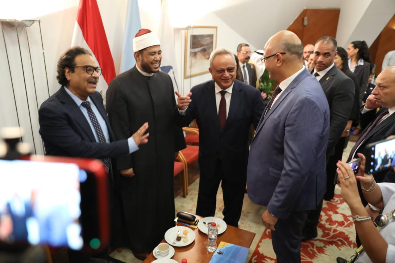 محافظ الإسكندرية يفتتح جناح الأزهر بمعرض مكتبة الإسكندرية الدولي للكتاب ويشيد برسالته الفكرية والتثقيفية
