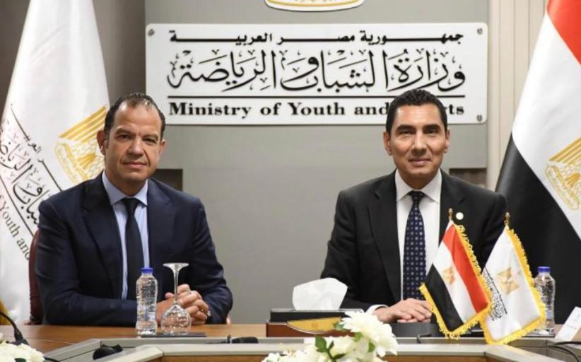 جوهر يهنيء سيف الوزيري بعد تعيينه رئيسًا لمجلس إدارة الشركة المتحدة