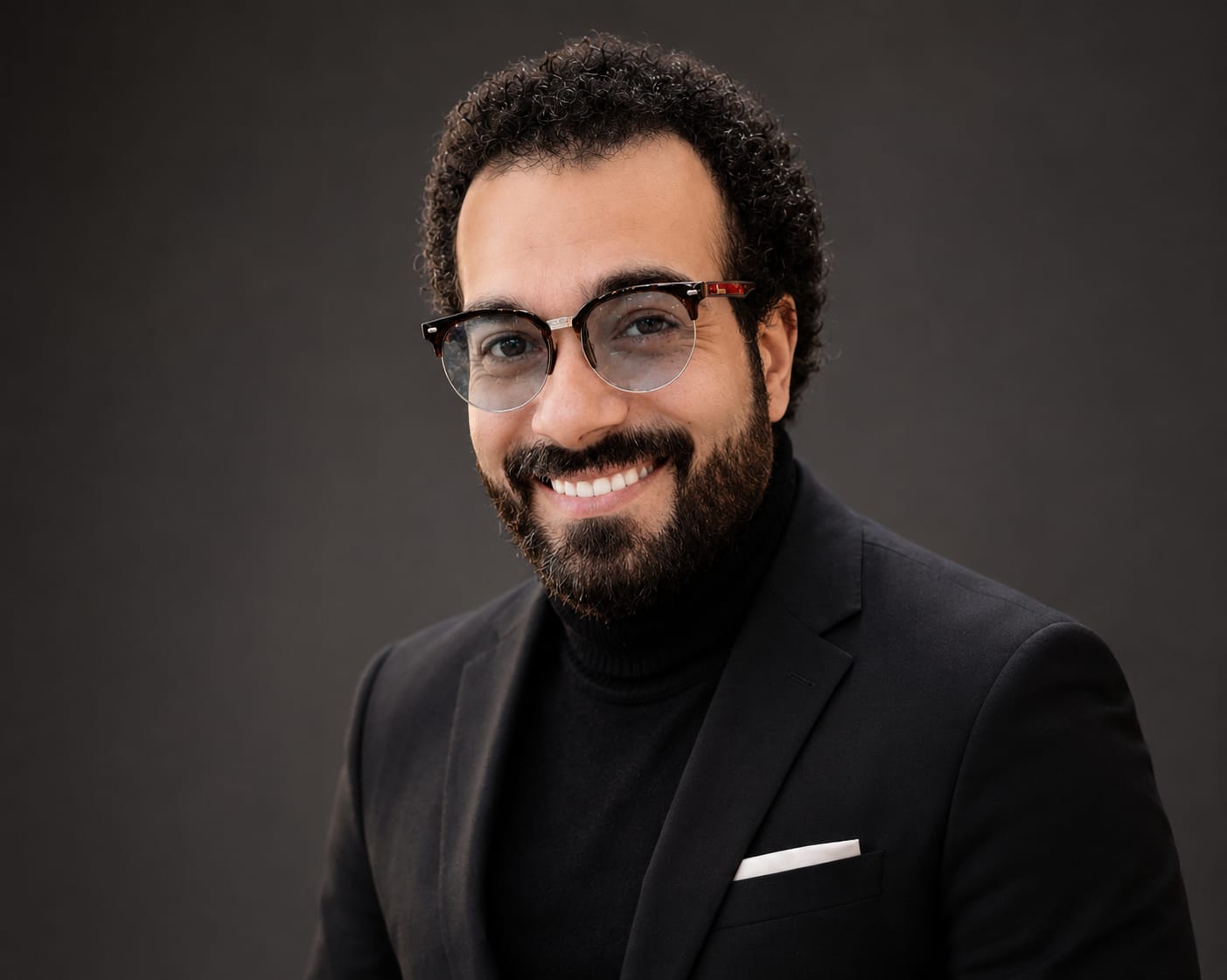 عبدالله طيرة مؤلف ومخرج مسرحي وباحث في فنون الأداء وكتاب آليات الأداء التمثيلي الشعبي المصري.. 