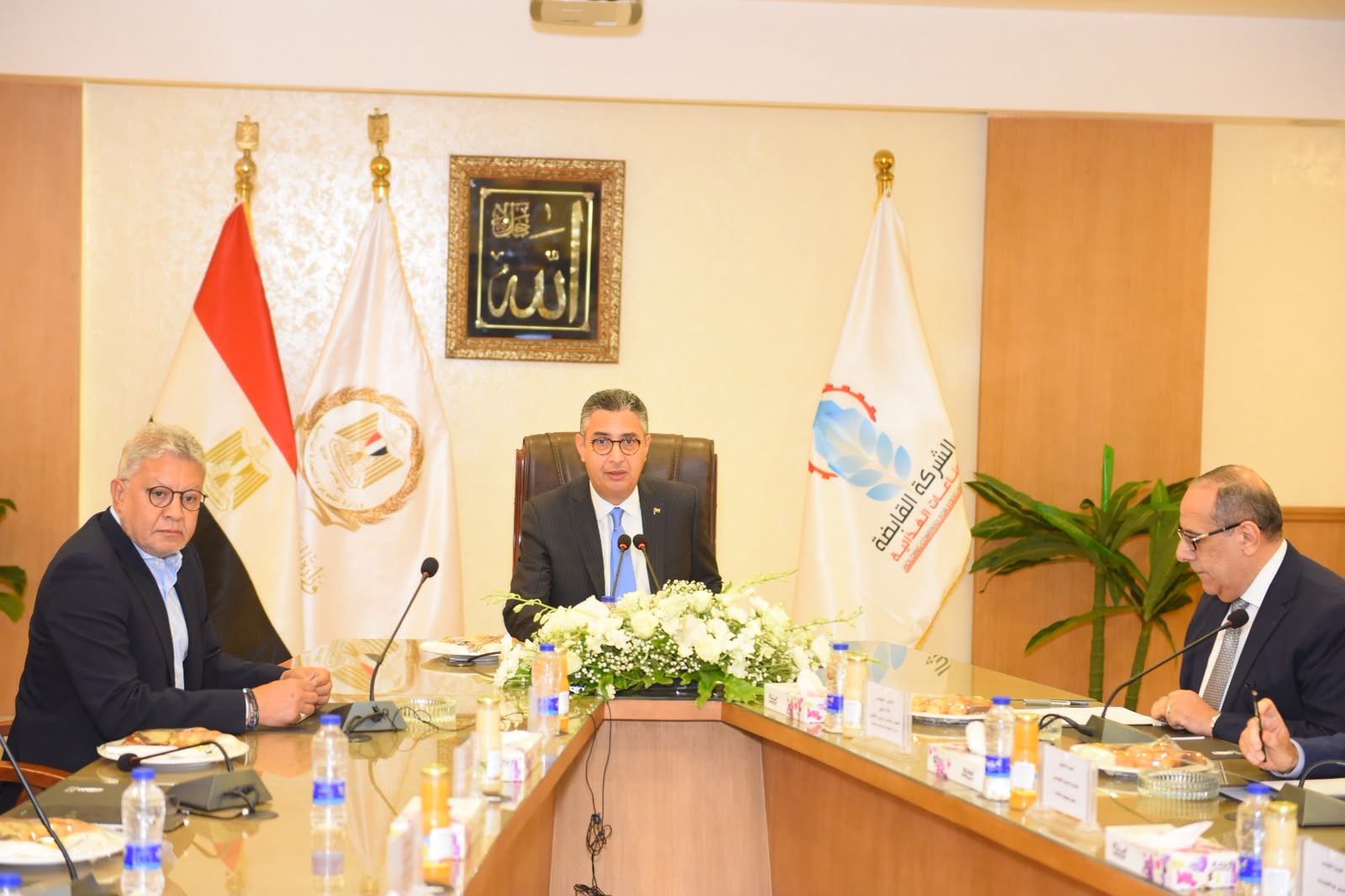 فاروق يطمئن على المخزون الاستراتيجي من السلع الأساسية ويستعرض خطط تطوير الشركات التابعة