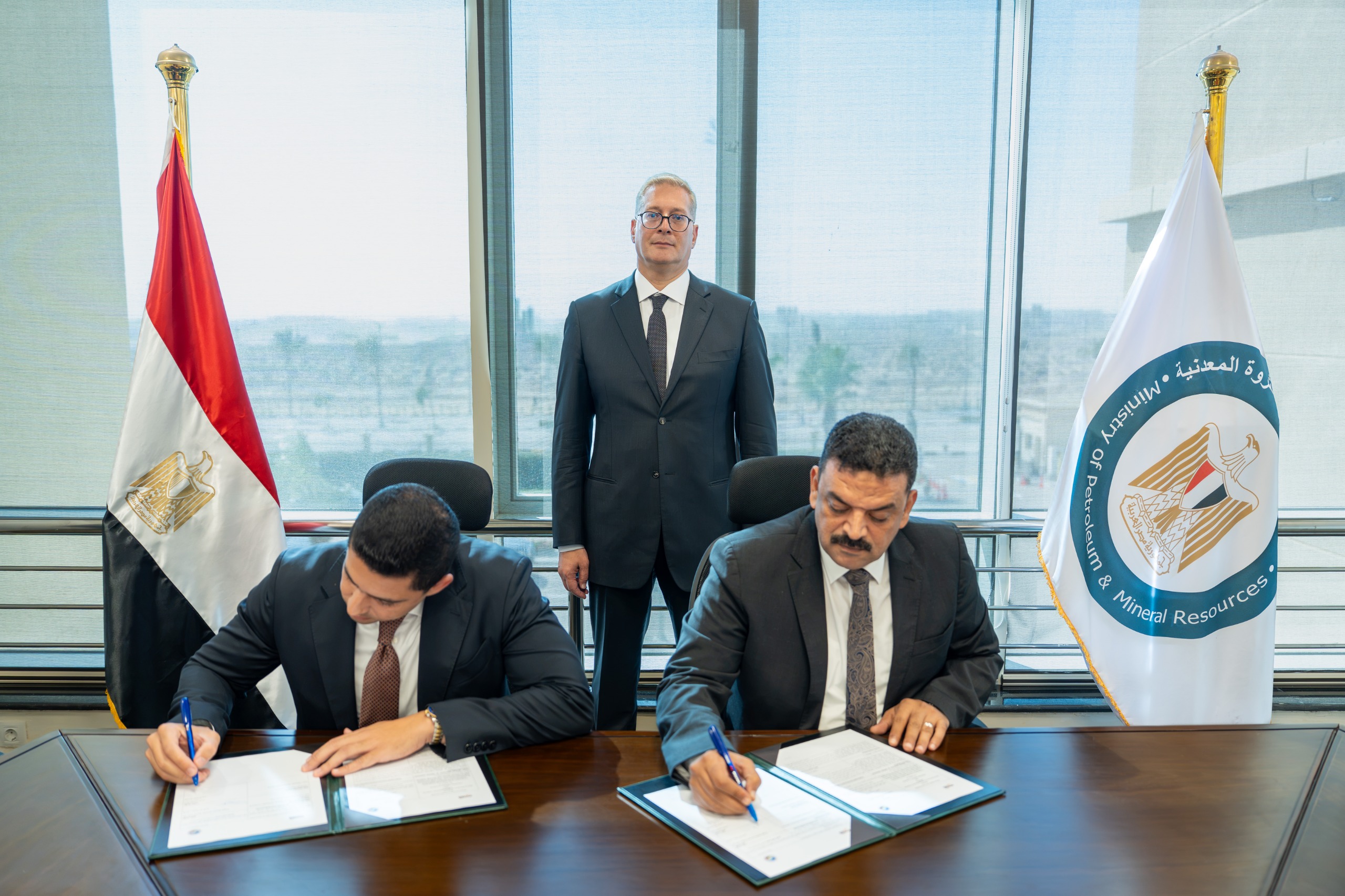 بدوى يشهد توقيع مذكرة بين هيئة الثروة المعدنية والصناعات التعدينية وجينيسيس المصرية للتعدين
