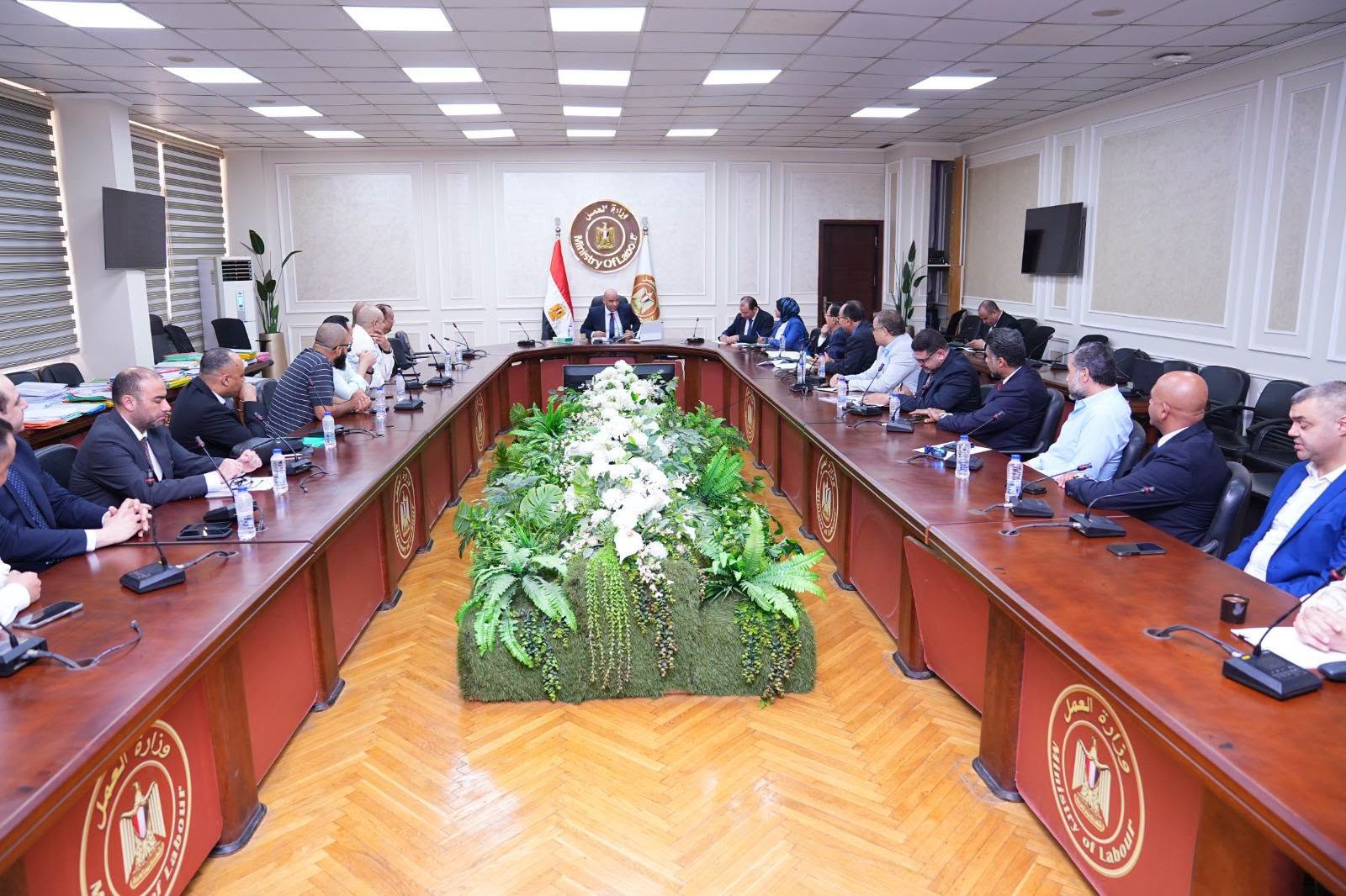 وزير العمل يلتقي ممثلي شُعب شركات إلحاق العمالة بالخارج لتعزيز التعاون وتوفير فرص عمل لائقة للشباب