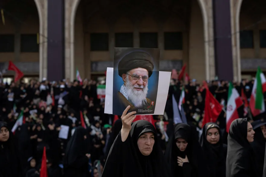 الإيرانيون يتوافدون على طهران لحضور مراسم جنازة خامنئي