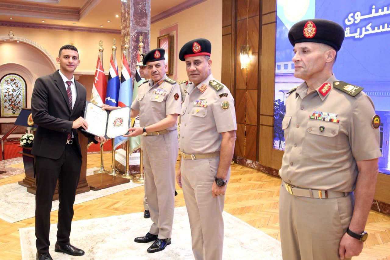 وزير الدفاع يشهد فعاليات اليوم العلمي للكلية الفنية العسكرية