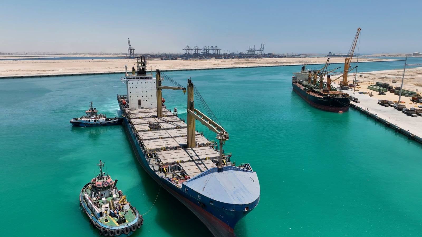 استمرار النشاط التشغيلي بمحطة ترانس كارجو بميناء السخنة واستقبال أول سفينتين بعد بدء التشغيل التجاري