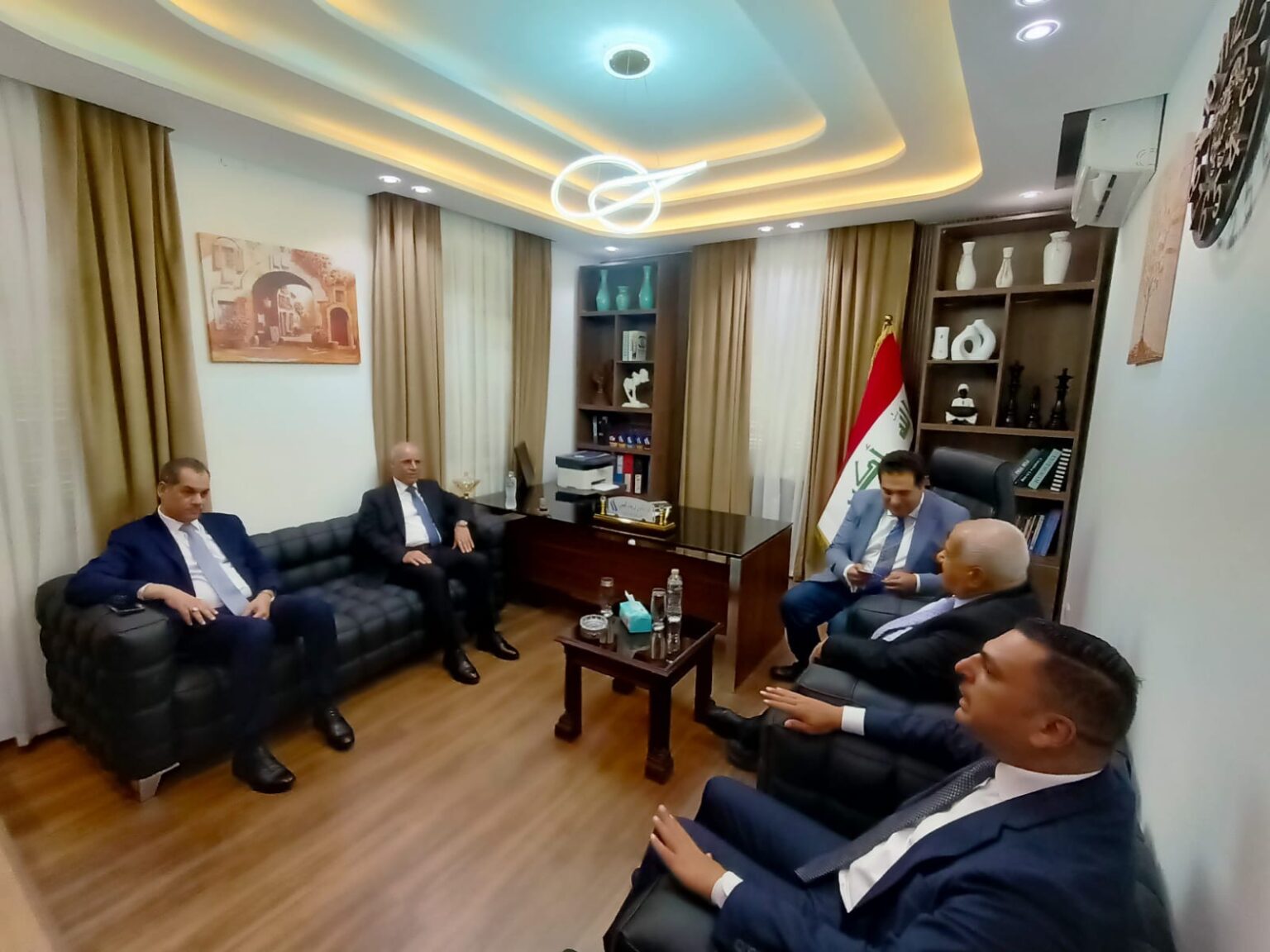 سفير العراق يزور مكتب قناة العراقية ويشيد بدوره الإعلامي