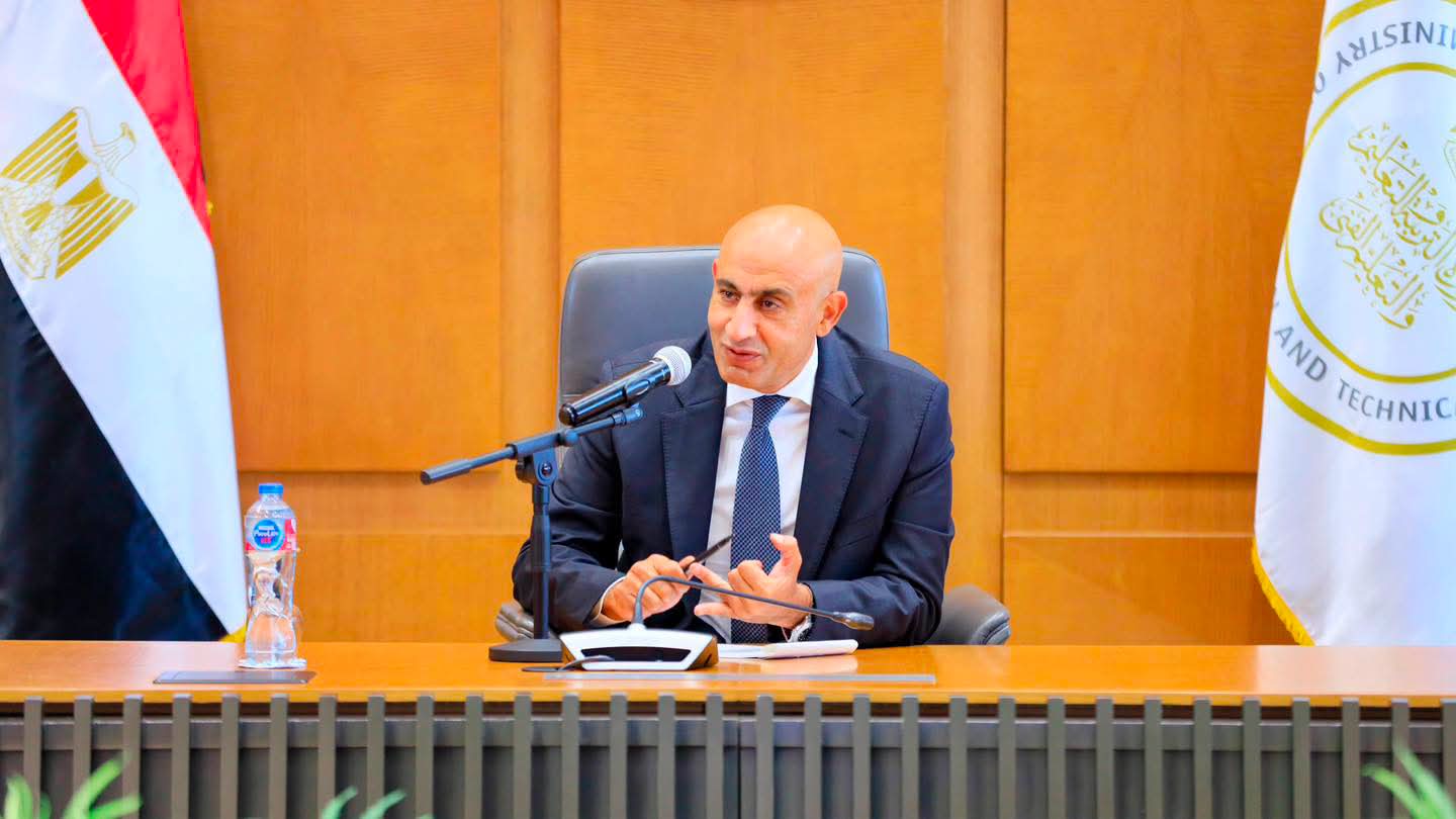 وزير التعليم يكرم أوائل الثانوية العامة للعام الدراسي 2025 / 2026 تقديرًا لتفوقهم العلمي وتميزهم