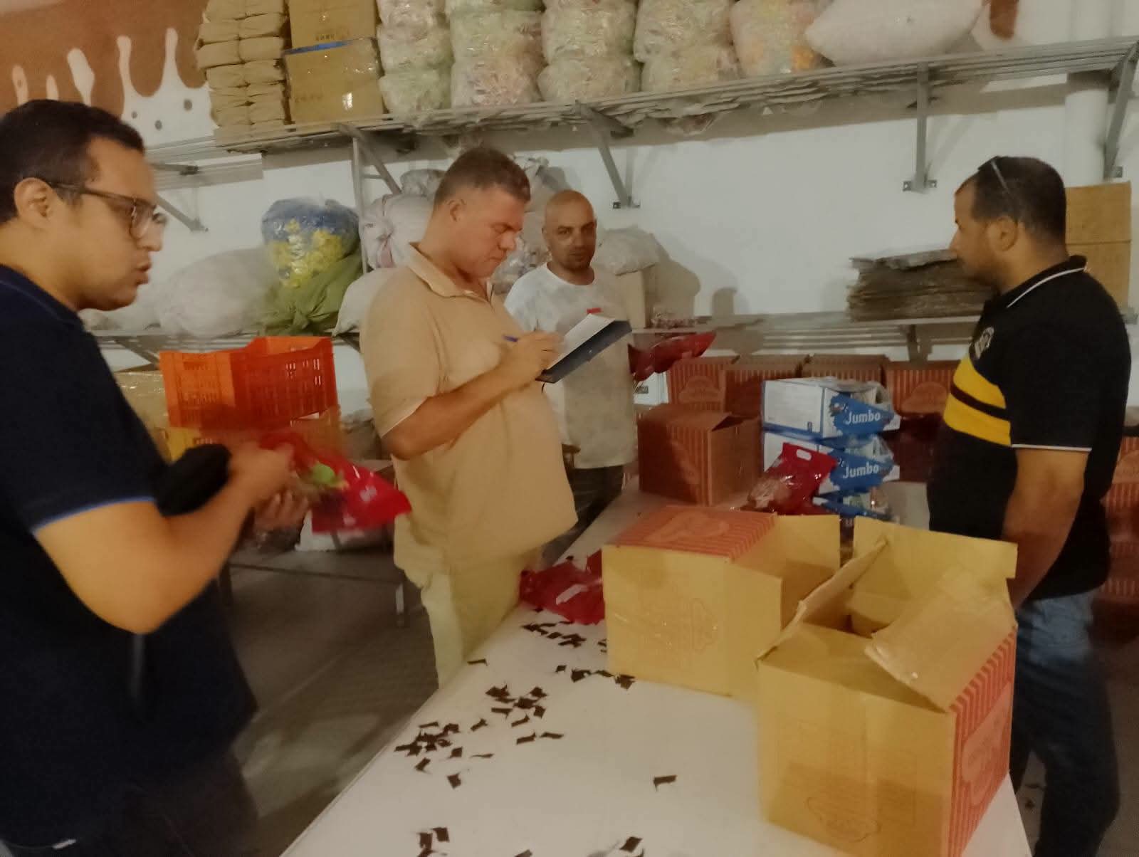 حملات رقابية مكثفة استعدادًا لموسم حلوى المولد النبوي تضبط مصنعًا غير مرخص وتتحفظ على 18,400 قطعة بالقليوبية