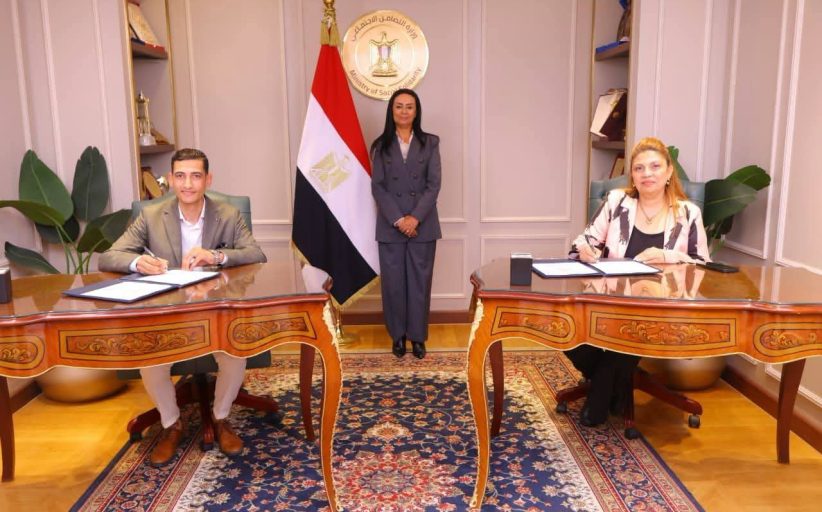 مرسي تشهد توقيع عقود تمويل لمشروعات متناهية الصغر بين صندوق دعم الصناعات الريفية والبيئية و 4 جمعيات أهلية