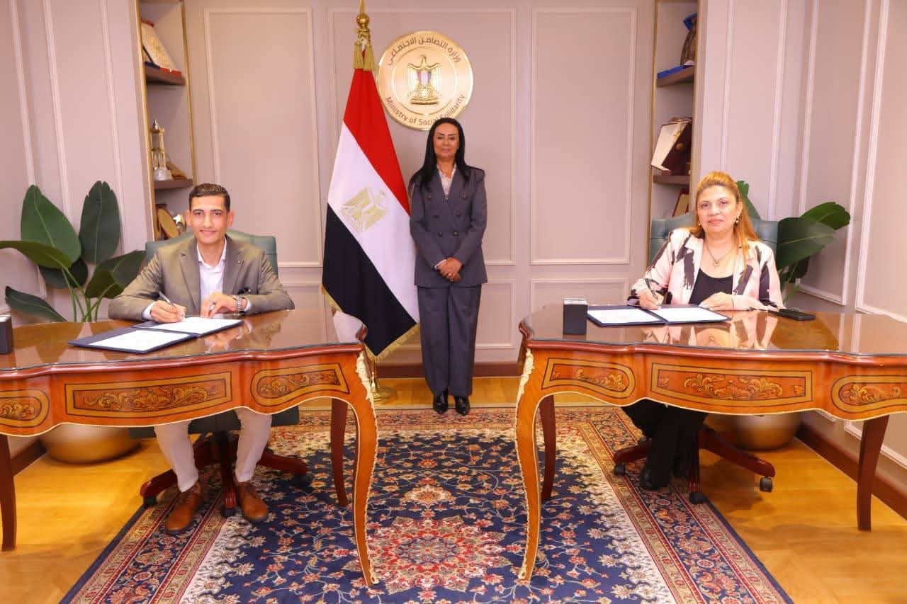 مرسي تشهد توقيع عقود تمويل لمشروعات متناهية الصغر بين صندوق دعم الصناعات الريفية والبيئية و 4 جمعيات أهلية